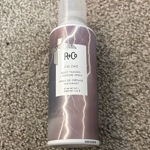 R+Co Zig Zag Root Teasing & Texture Spray - Mauve Pink Lightning Design